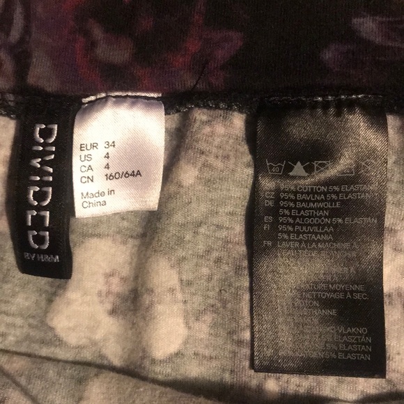 👣🎶  Divided  Cute floral skirt  size small - Picture 3 of 5